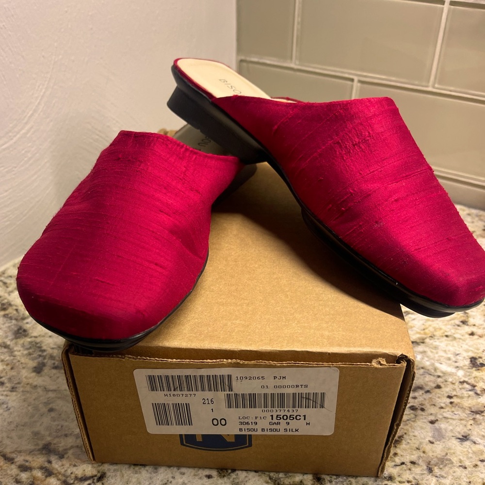 Bisou Bisou Michele Bohbot Women’s Red Silk Square Toe Mule Size 9